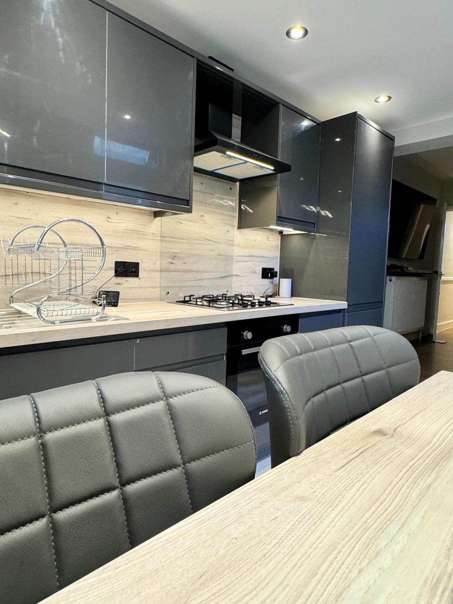 Gazde/Camere de închiriat Double Bedroom In Private Home- Canning Town By Excel Londra