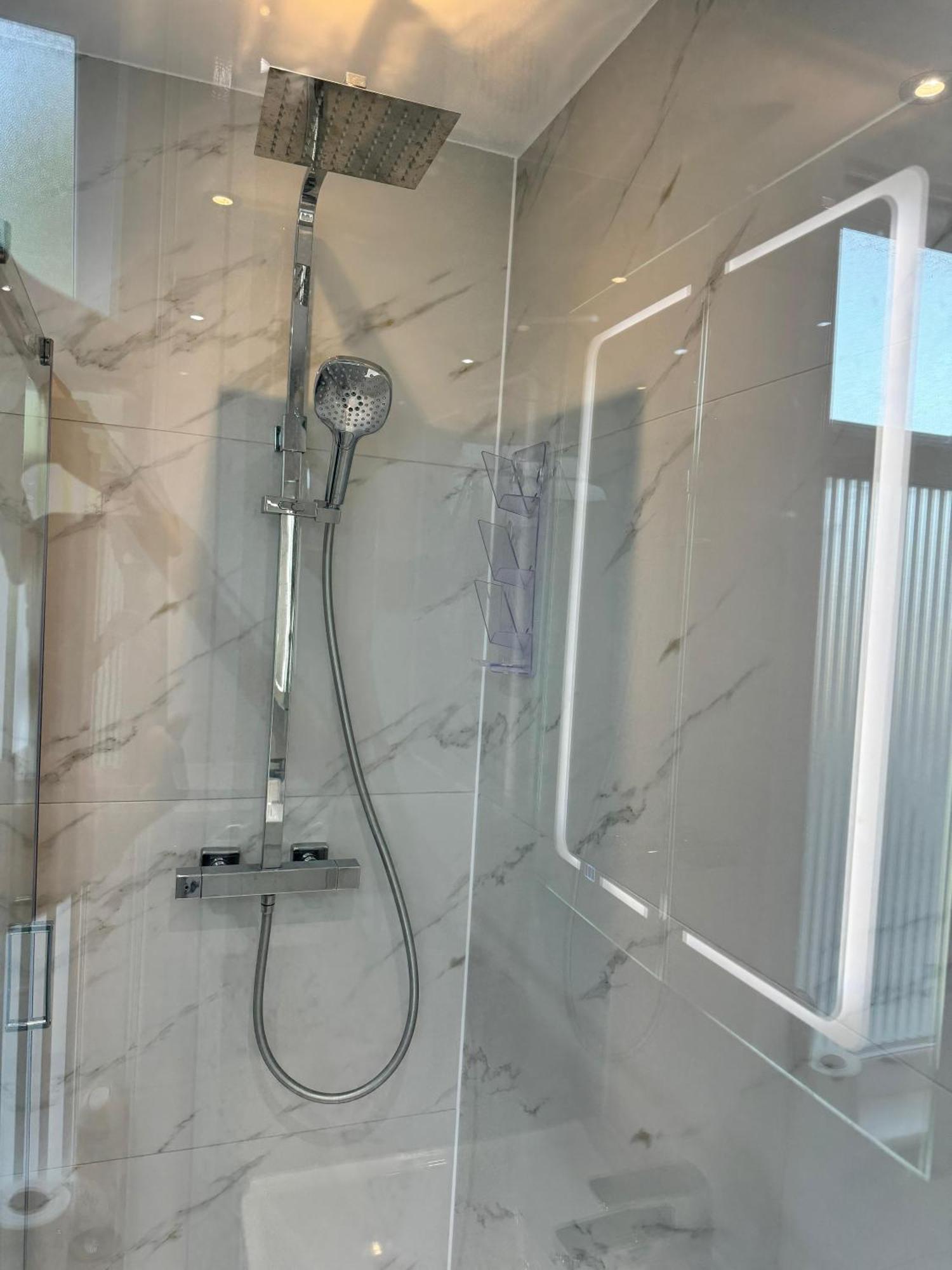 Gazde/Camere de închiriat Double Bedroom In Private Home- Canning Town By Excel *